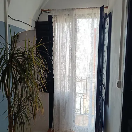 Casa En El Centro Del Pueblo De *